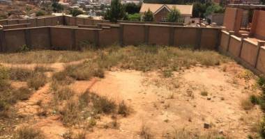 a vendre terrain de 1000 m2 clôturé près du lycée francais ambatobé et leader price