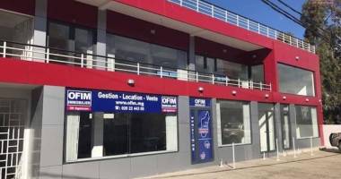 a louer un local commercial ou professionnel d'une surface de 45m2 dans un immeuble  au bord de route principale à ambohibao