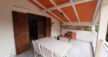 petit bourg haut de villa t3 meublé