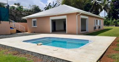 location villa f5 recente avec piscine à petit-bourg