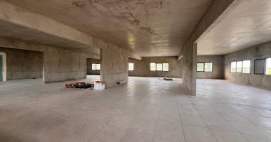 À louer 5200 € par mois aux abymes : de 200m2