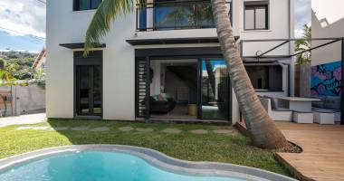 a louer en saisonnier ! belle villa contemporaine de 5 pièces, avec piscine et à 100 m du lagon de trou d'eau - réf joah