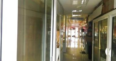 À moule, local commercial ou professionnel de 30 m2 en location 1200 € rez de chaussée rue principale commerci