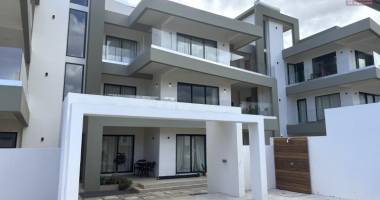 flic en flac à louer penthouse de  2 chambres avec 2 piscines situé dans une splendide résidence sécurisée à 500m de la plage et des commerces.