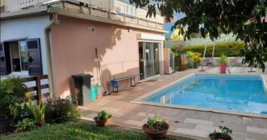 villa f8 de 246m2  avec piscine  sur terrain de 983m2