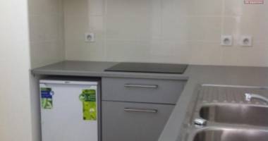 a vendre ce beau f2 sur la résidence citronnelle  à sainte clotilde centre ville. investisseur
