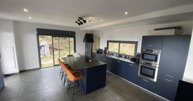 fabien teka immo a la joie de vous proposer a vendre une villa + studio dans les hauts de saint denis,  quartier de la montagne 8e