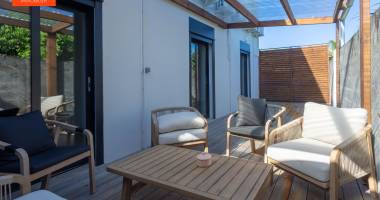 a louer  saint pierre - centre ville - apt f4 meublé, colocation acceptée - loyer 2 000  cc  - dispo le 24/06/2025