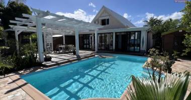 etang salé les bains, à 200 m de la plage, maison f6 meublée, 510 m2 de terrain, piscine au sel, garage, sauna et le tout en parfait état.
