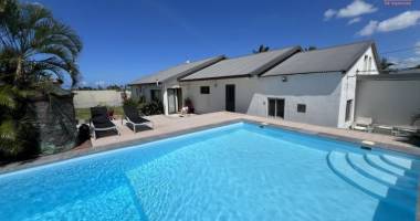 belle propriété à pierrefonds avec maison f7 + f2 + 2 garages, grande piscine au sel avec vue mer et montagne implantée sur 1321 m2 de terrain.