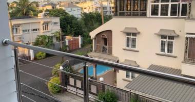 flic en flac à louer récent appartement, trois chambres avec piscine commune, situé au deuxième étages sans ascenseur, au calme proche plage.