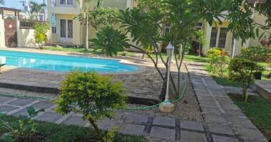 a louer un beau triplex villa de 3 chambres situé dans un complexe sécurisé à flic en flac.