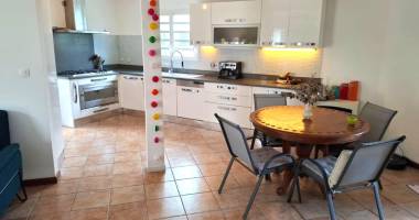 a vendre villa f5 spacieuse et lumineuse, idéalement située entre sainte-suzanne et saint andré