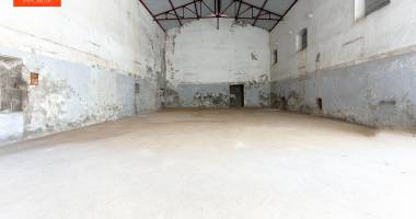 local industriel ou commercial de 617 m² - 8 033 ttc