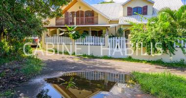 a vendre une maison de type t6 de 201 m2 environ - saint-joseph - 395 000 € hai