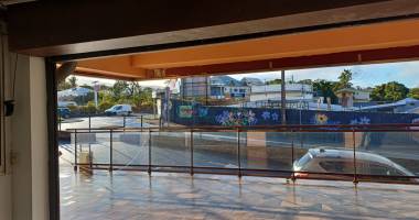a louer - un local de 300 m2 environ - saint-pierre - 4 290 € ht