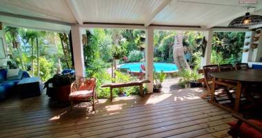 charmante villa f6 de plain pieds avec piscine et jardin exotique de 953 m2 - les avirons -