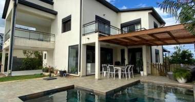 villa f4 duplex avec piscine