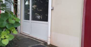 au moule, local commercial ou professionel situe en rez de chausse dans le bourg - disponible de suite !