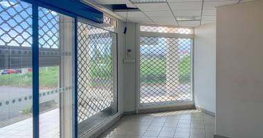 local commercial ravine blanche  de 565.01 m² - loyer  21.50 / m² - disponible de suite