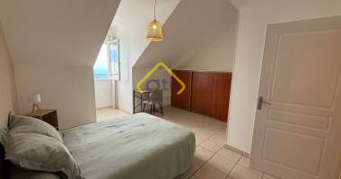 chambre meublée climatisée à louer en colocation dans appartement f5 duplex à bellepierre, saint-denis