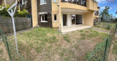 a vendre appartement f3 en rez-de-chaussée-de-jardin à la rivière saint louis