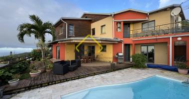 a vendre - grande maison avec vue panoramique, piscine et potentiel locatif à la possession