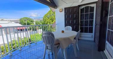 a vendre atypique villa f5 de 198m2 avec toit cathédrale à saint-benoit