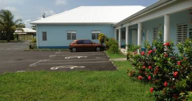 petit canal beau local medical ou para medical dans centre medical rez de chaussee. parking
