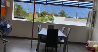 vend bel appartement spacieux et lumineux au centre ville de la possession.