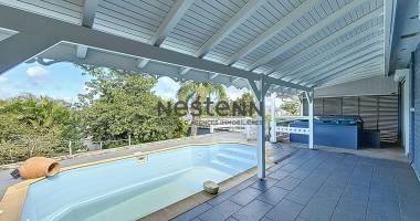 À vendre villa f4 avec piscine et vue mer À bebel sainte-rose