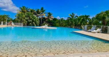 exclusivitÉ grand studio meublé à vendre à saint-françois, la plantation sainte-marthe   vue piscine, 1er étag