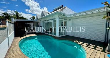 À louer - villa meublee de type t5 d'environ 240,05 m2 - saint-pierre - loyer 2 700 € + charges 80 €