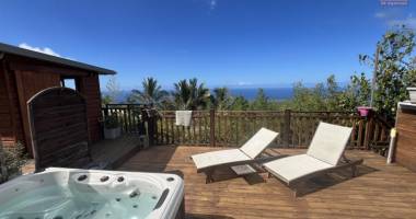 jolie maison bois f3+ de 100 m² habitables + dépendance avec cuisine d'été/bar/buanderie + 100 m² de terrasse en caillebotis avec une magnifique vue océan/montagne, sans jardin.