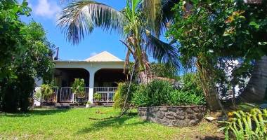 a vendre maison de type  f4 sur 753 m2 de terrain avec vue mer à sainte-marie