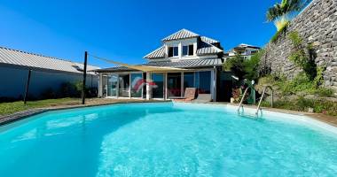 villa d'exception à saint-gilles-les-bains avec piscine, vue sur l'océan et dépendance