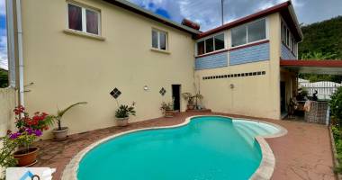 saint joseph 97480 - grande maison - secteur calme - beaux volumes - vue montagne - piscine
