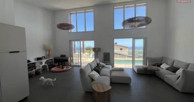 grande maison de 2023 f4 (rdc) + bas de maison (rdj) avec piscine, vues mer et montagne imprenables.
