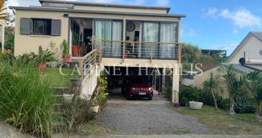 À louer - villa meublÉe de type t4 d'environ 119,06 m2 - petite-Île - 1 480 €
