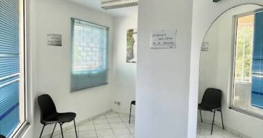 location local professionnel 35 m2 - centre saint john perse en zone franche