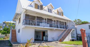 a vendre - maison t5 de 220 m2 env a renover -  sainte clotilde - 377 000 € hai