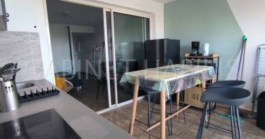 a louer - studio meuble d'environ 32m2 - saint-gilles-les-bains - 850,00 charges comprises