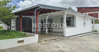 À vendre aux abymes maison rénové f4 de plain-pied avec jardin sur un terrain de 500 m² à 5 min du nouveau chu