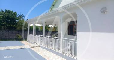 a vendre  maison à petit-bourg  421 052 €