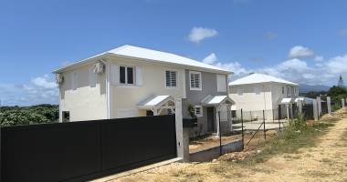 maison mitoyenne f4 duplex neuve avec jardin clôturé et portail