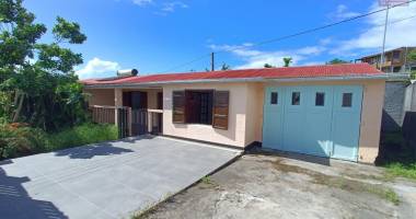 a vendre villa f5 de 130 m2 avec grand garage à sainte-anne