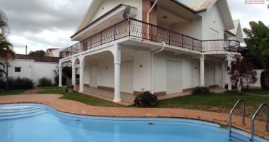 spacieuse villa f7 avec piscine située dans un c-quartier résidentiel à androhibe à moins de 7 mn d'ivandry