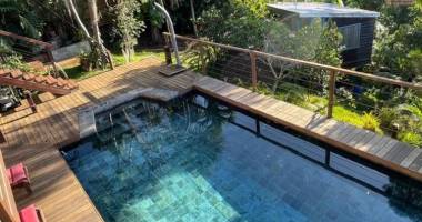 en vente belle maison d'architecte à la montagne, avec piscine et beau jardin.