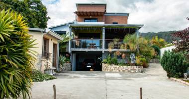 À l'entre-deux  villa de 290 m² - piscine