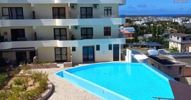 flic en flac à louer récent appartement 2 chambres avec piscine, salle de sport, ascenseur et parking couvert situé dans une résidence sécurisée.